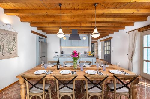 een eetkamer met een grote houten tafel en stoelen bij Villa Paolina in Višnjan