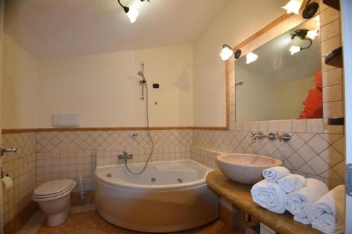 La salle de bains est pourvue d'une baignoire, de toilettes et d'un lavabo. dans l'établissement B&B MOLINARI, à Lonato