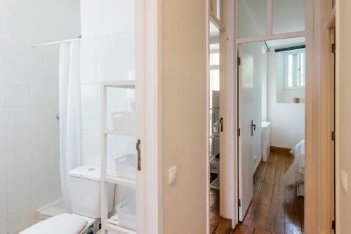 y baño con aseo y espejo. en Lisboa - São Lázaro Central Apartment, en Lisboa