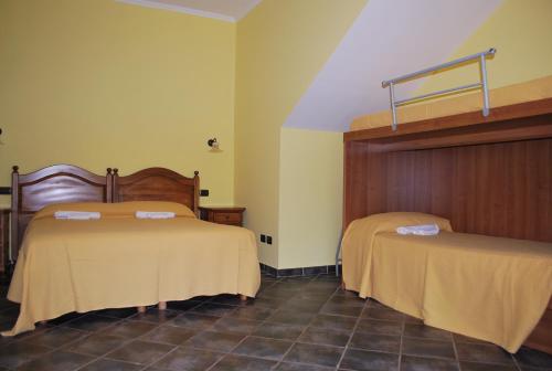 - une chambre avec 2 lits dans l'établissement Agriturismo Roseto, à Serra San Bruno