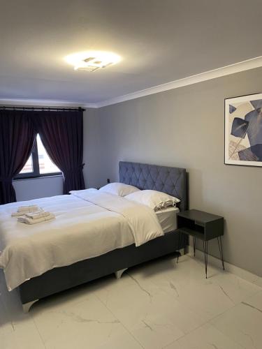 ein Schlafzimmer mit einem großen Bett und einem Fenster in der Unterkunft Continental Trabzon Suite&Apartments in Trabzon