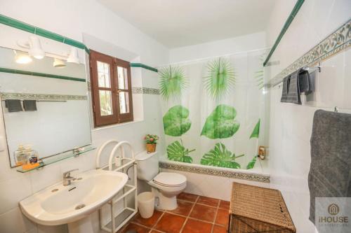 uma casa de banho com um lavatório, um WC e um espelho. em SANTA URSULA 