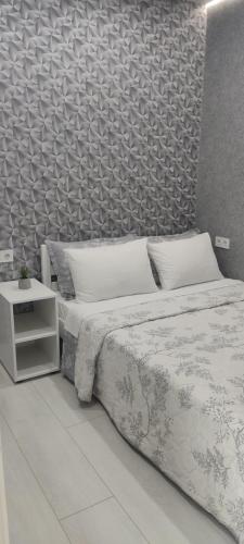 Odessa的住宿－Malinki，一间卧室设有一张床和一面墙