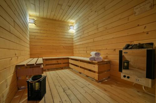 una habitación con una sauna con un osito de peluche. en Domki i tyle, en Rabka