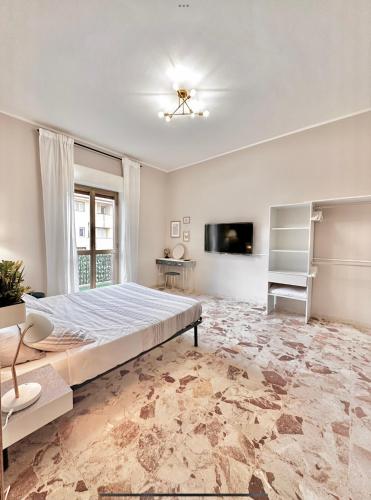 1 dormitorio grande con 1 cama grande y TV en Etna bright house Mascalucia en Mascalucia