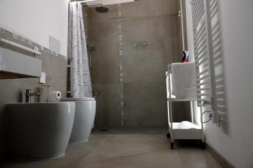een badkamer met een douche, een toilet en een wastafel bij Agriturismo Casale Gambacane in Castelvecchio