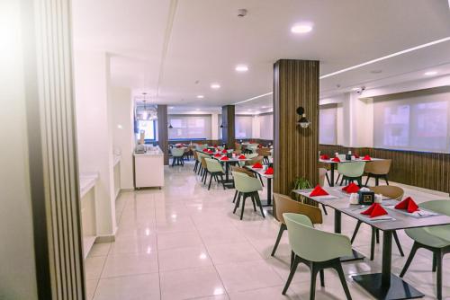un restaurante con mesas y sillas en un edificio en Twins Boutique Hotel, en Áqaba