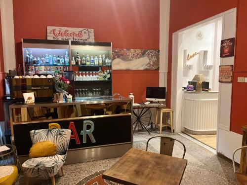 un restaurant avec un bar doté d'une table et de chaises dans l'établissement Hotel Nice, à Viareggio