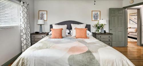 Ένα ή περισσότερα κρεβάτια σε δωμάτιο στο Top Pick Apartment Near Grocery Store Parking CCD