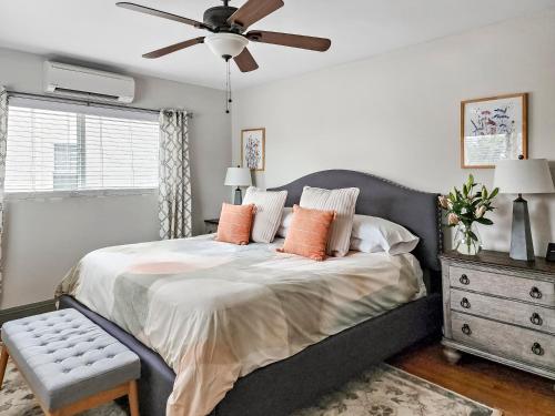 Ένα ή περισσότερα κρεβάτια σε δωμάτιο στο Top Pick Apartment Near Grocery Store Parking CCD