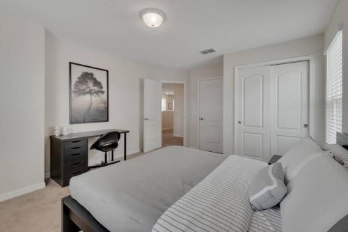 um quarto branco com uma cama e uma secretária em Pool, Family-friendly - World Class, Modern Home em Davenport