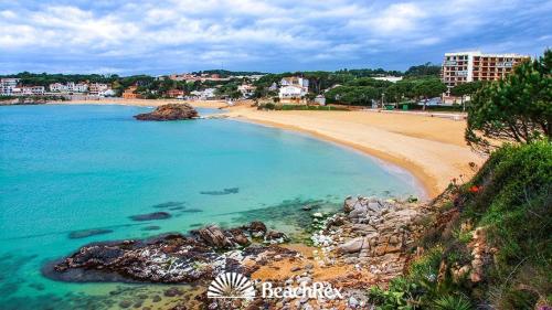 a view of a beach with rocks and the ocean at Casa Marinera en Palamós in Palamós