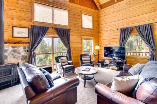O zonă de relaxare la Luxury Mtn Cabin with Sweeping Cle Elum Lake Views!
