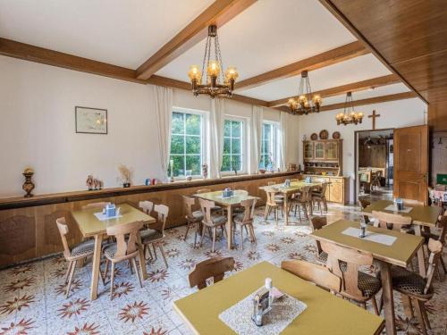 ein Restaurant mit Tischen, Stühlen und Fenstern in der Unterkunft Gasthof Wabitsch in Kliening