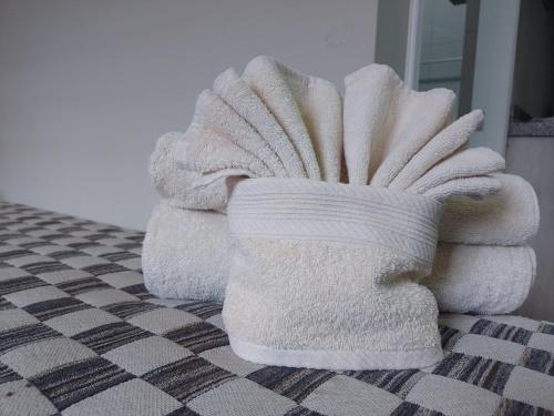 stos ręczników na górze podłogi w obiekcie Apart Hotel Campos Rancagua w mieście Rancagua