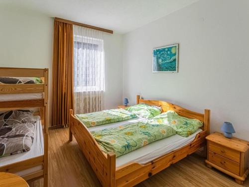 1 dormitorio con 2 camas y ventana en Gasthof Wabitsch, en Kliening