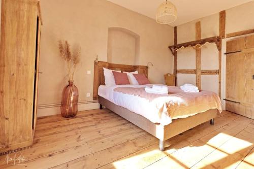 Giường trong phòng chung tại La Maison 1717