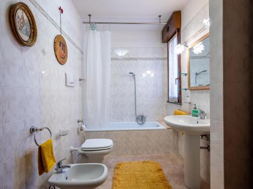 a bathroom with a toilet and a sink and a tub at Il Bosco di RE guesthouse, camera matrimoniale in Reggio Emilia