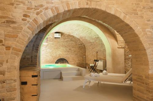 un arco en una habitación con piscina en Piccola Dimora Gherardini, en SantʼElpidio a Mare