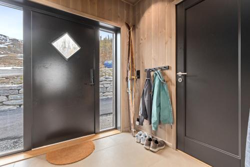 czarne drzwi w pokoju z oknem w obiekcie Rindabakkane Lodge w mieście Sogndal