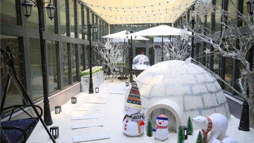 a group of snow people in an igloo on a building at Holiday Inn Kunshan Huaqiao by IHG in Kunshan