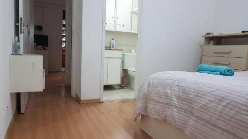 um quarto branco com uma cama e uma cozinha em Santa Clara Residence bedrooms no Rio de Janeiro
