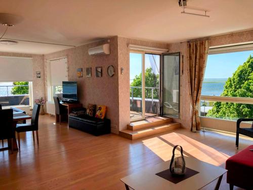 uma sala de estar com vista para o oceano em Sunset Dream Apartment with a panoramic seaview em Haapsalu