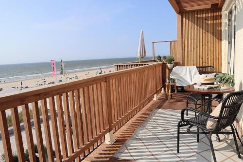 - un balcon avec une table et des chaises et la plage dans l'établissement Boulevard 5, à Zandvoort