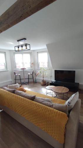 un salon avec un canapé et une table dans l'établissement Malo les bains Appt à 7 minutes de la plage, à Dunkerque