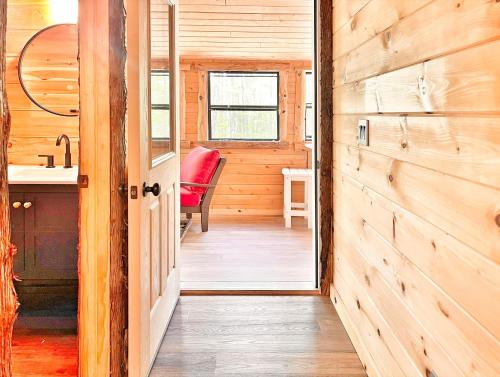 Φωτογραφία από το άλμπουμ του Adirondack Mountain Cabin with Hot Tub, Near Whiteface, Lake Placid, Fire Pit, Game Rm σε Jay