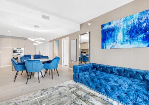 ein Wohnzimmer mit einem blauen Sofa und blauen Stühlen in der Unterkunft HYDE HOUSE - Luxury Waterfront 2BR 2BA Apartment Suite with direct ocean view, roof top pool, resort amenities in Hollywood