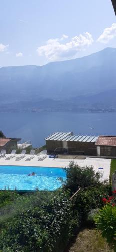 een zwembad met de oceaan op de achtergrond bij Maisonette Caterina in Tremosine Sul Garda