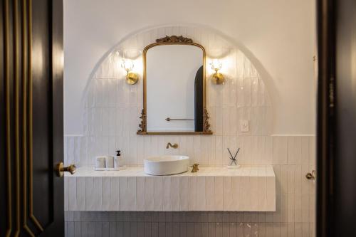 Ένα μπάνιο στο HOLT Hotel De Mi Independencia Double Queen Room