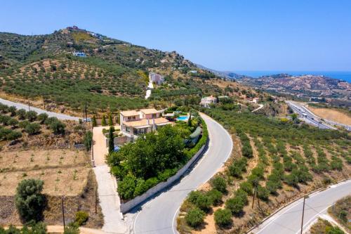eine Straße, die zu einer Villa auf einem Hügel führt in der Unterkunft Villa Hara in Agia Pelagia