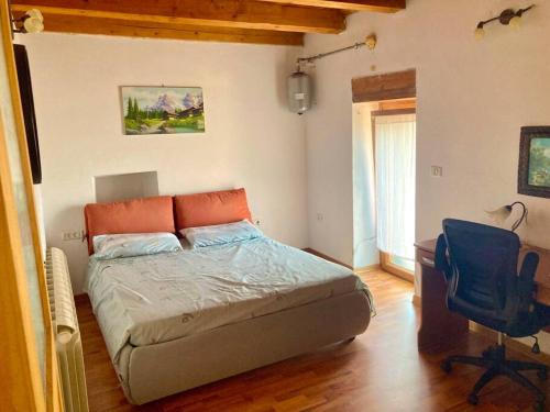 1 dormitorio con cama, escritorio y silla en Relax house near Croatia, en Piran