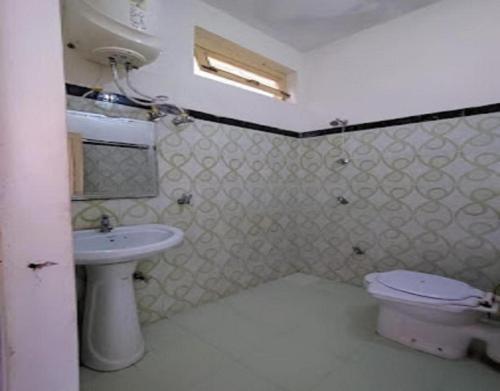 y baño con lavabo y aseo. en Hotel Mount Hills by StayApart, en Ukhimath