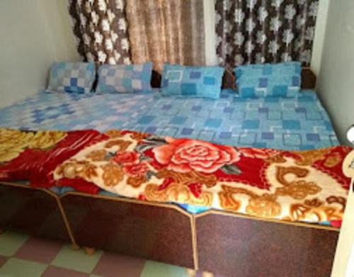 1 cama grande en un dormitorio con colcha de rosas en Hotel Mount Hills by StayApart, en Ukhimath