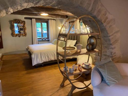 een kamer met een bed en een tafel met een spiegel bij Cascina Manzoni appartamenti in Bossolasco