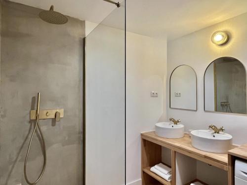 ein Badezimmer mit zwei Waschbecken und einer Dusche in der Unterkunft Casa La Aguanosa con piscina y vistas al mar in Frigiliana