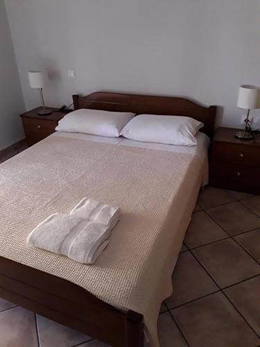Postel nebo postele na pokoji v ubytování Theros Apartment