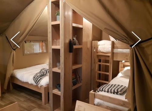 Postel nebo postele na pokoji v ubytování Glampingzelt Heide - Lodge