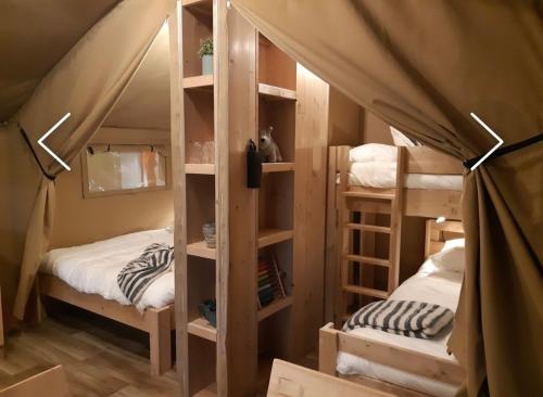 a room with two bunk beds in a tent at Glampingzelt Heide - Lodge in Soltau