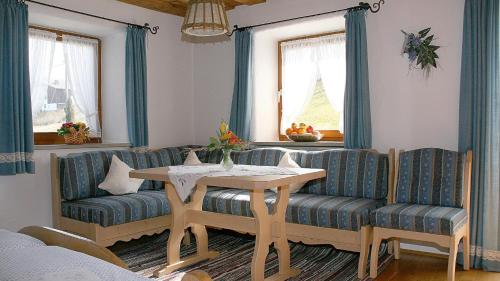 a living room with a table and a couch at Ferienwohnung Lugererlehen in Schönau am Königssee
