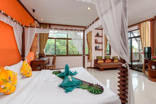 um quarto com uma cama com uma parede laranja em Timber House Aonang em Praia de Ao Nang