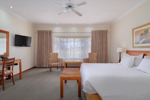 Una cama o camas en una habitación de Protea Hotel by Marriott Polokwane Ranch Resort