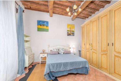 Uno spazio di Relax in Toscana في Buti: غرفة نوم مع سرير وبطانية زرقاء