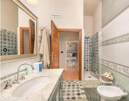 uma casa de banho com um lavatório, um WC e um espelho. em Uno spazio di Relax in Toscana em Buti