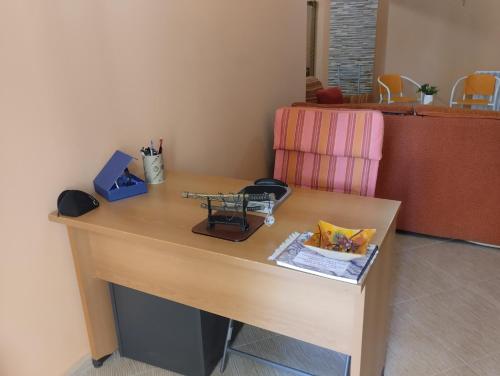 a desk with a chair next to a desk with at Casa lungo mare a Thesaloniki in Thessaloniki