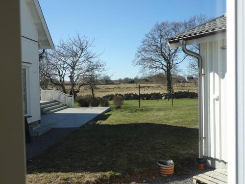 a porch of a house with a view of a field at Fräsch nybyggd stuga på Getterön Varberg in Varberg