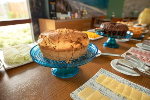 un tavolo sormontato da due torte su piatti blu di MANA BEACH EXPERIENCE by AFT Porto de Galinhas, Muro Alto a Porto De Galinhas